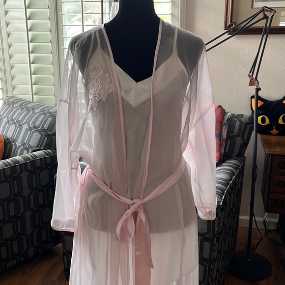 Vintage Soft Pink Sheer Robe - Picture 2 of 8